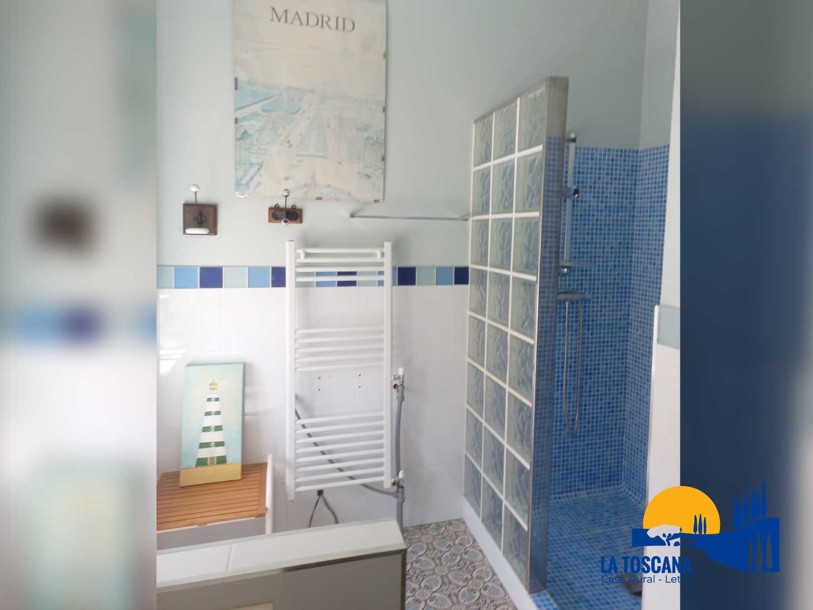 Baño con ducha de azulejos - La Toscana de Letur - Casa rural